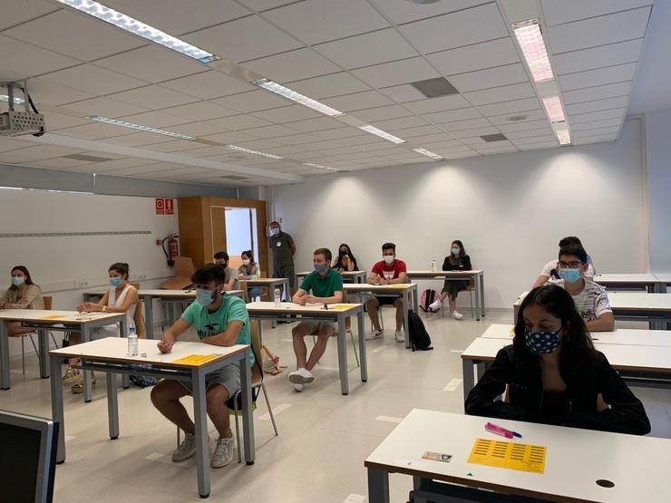 Alumnos esperan antes da primeira proba nunha aula 