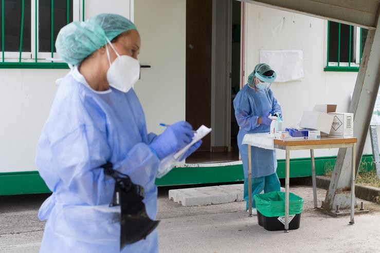 Dúas sanitarias preparan probas PCR en Monforte de Lemos (Lugo).. Carlos Castro - Europa Press 