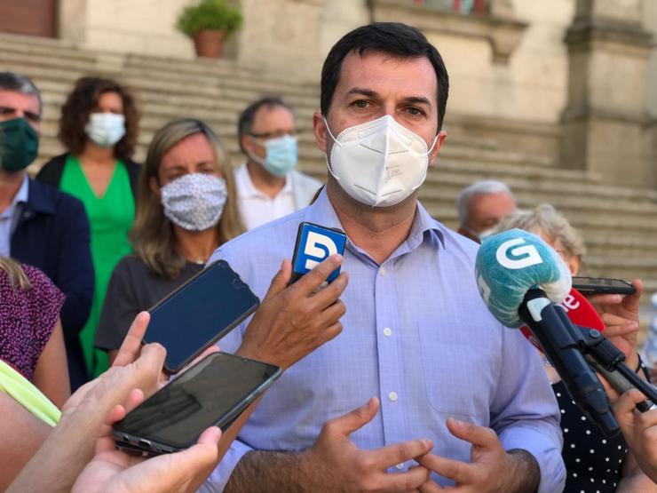 Gonzalo Caballero, secretario xeral do PSdeG, en declaracións aos medios nunha foto de arquivo