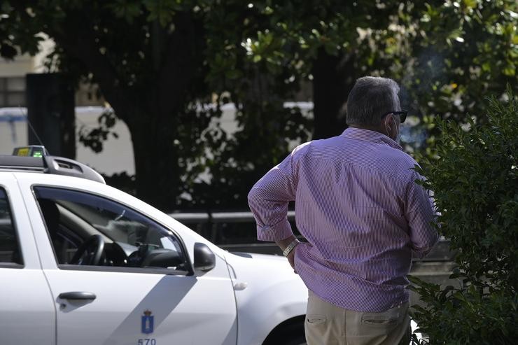 Unha persoa fuma durante o primeiro día da prohibición de realizalo na vía pública en Galicia se non existe unha distancia de dous metros. M. Dylan - Europa Press 