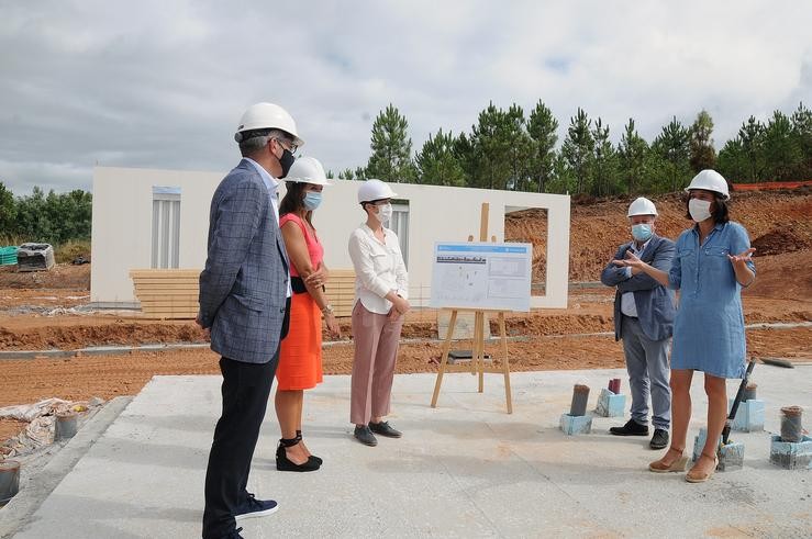 A conselleira de Medio Ambiente, Anxos Vázquez, visita as obras de construción de vivendas modulares en Cenlle (Ourense). XUNTA 