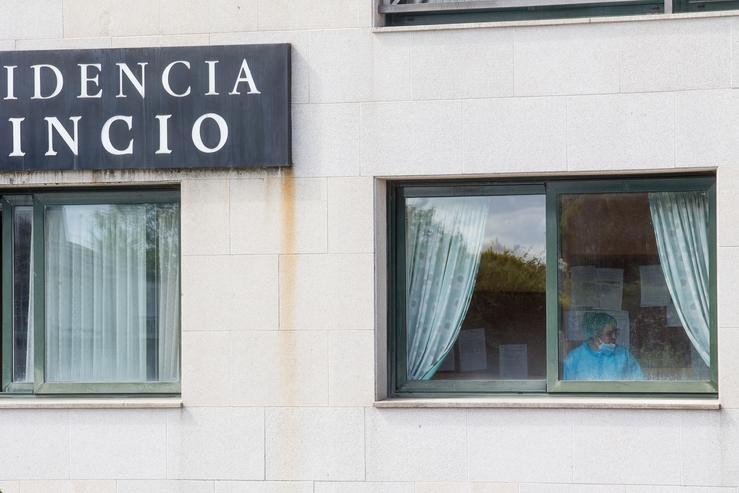 Unha sanitaria nunha xanela da residencia de anciáns do Incio, en Lugo, onde se detectou un brote de coronavirus, o 20 de agosto de 2020.. Carlos Castro - Europa Press