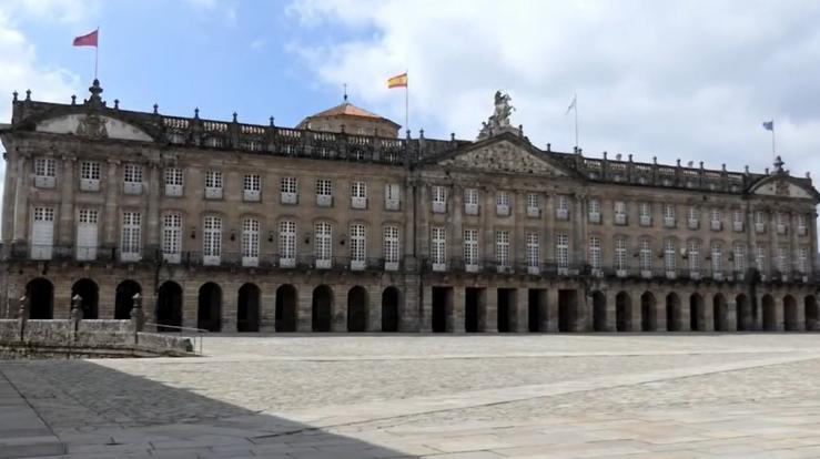 O Concello de Santiago, no Pazo de Raxoi, no Obradoiro compostelán. CAPTURA (YOUTUBE) 