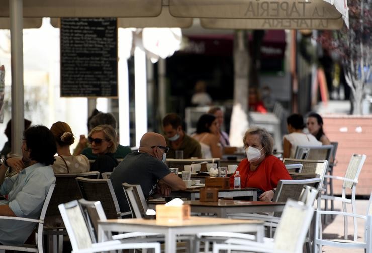 Varias persoas gozan nunha terraza dun bar en Madrid 