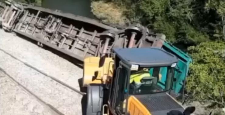 Unha escavadora fronte ao vagón que se precipitou ao río Sil / Youtube