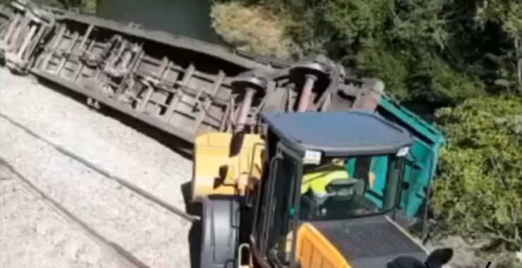 Unha escavadora fronte ao vagón que se precipitou ao río Sil 