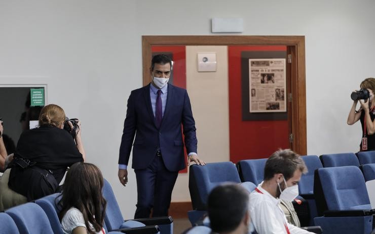 O presidente do Goberno, Pedro Sánchez, á súa chegada para ofrecer a última rolda de prensa  posterior á reunión do Consello de Ministros e antes das vacacións, en Moncloa, en Madrid / Jesús Hellín - Europa Press.