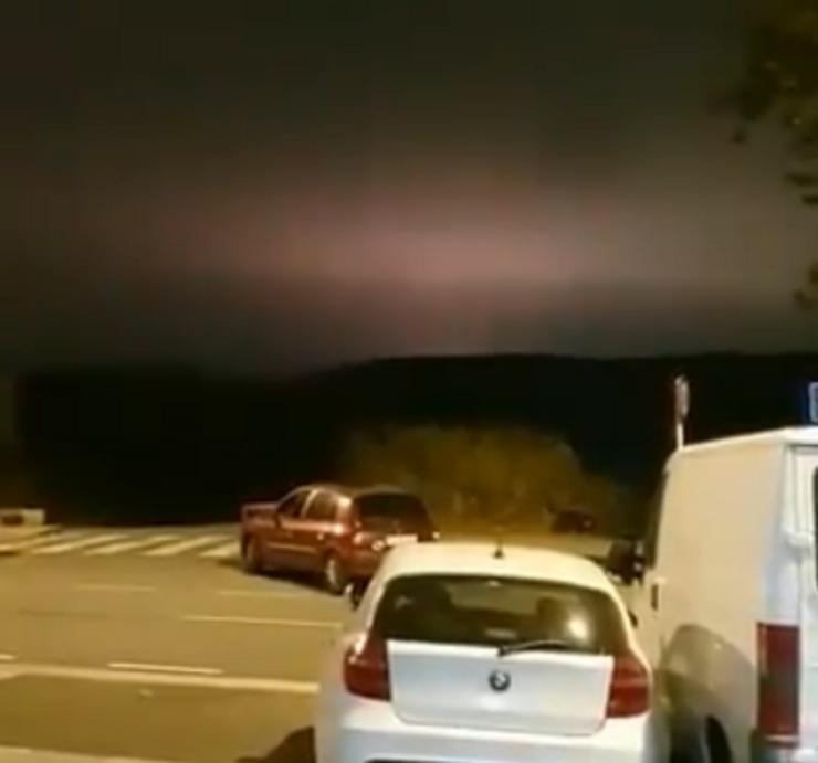Captura do vídeo no que se ve unha luz intermitente sobre o ceo da Coruña/Twitter