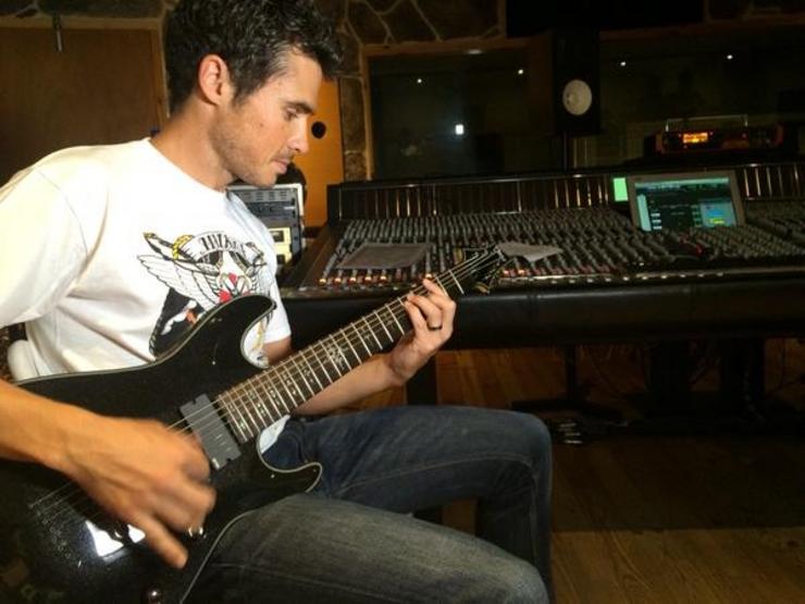 Javier Gómez Noya tocando a guitarra
