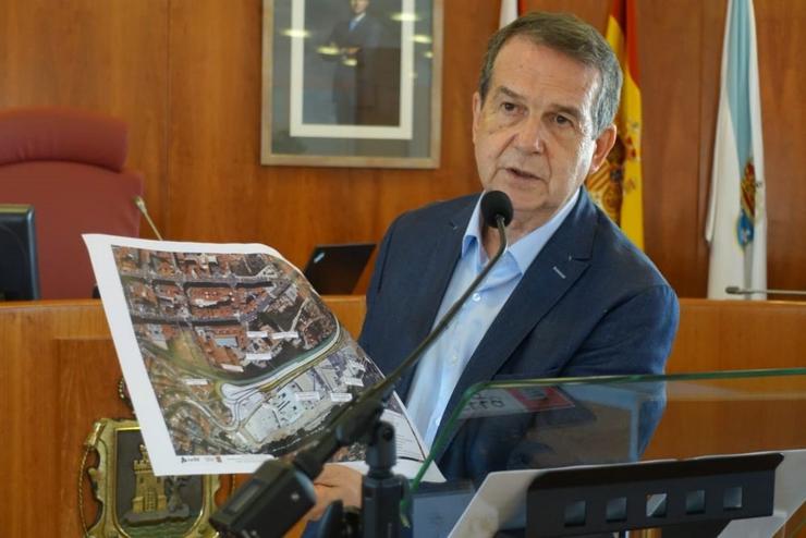O alcalde de Vigo, Abel Caballero, mostra un plano da zona. CONCELLO DE VIGO