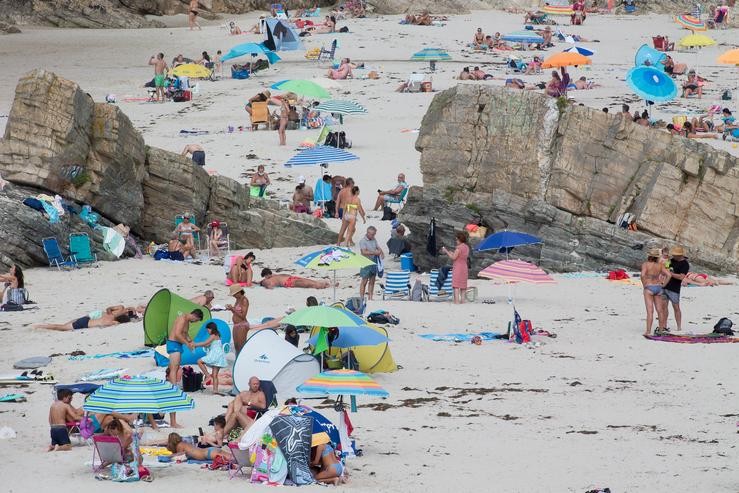 Visitantes na praia na Mariña (Lugo/Galicia) / Carlos Castro - Europa Press