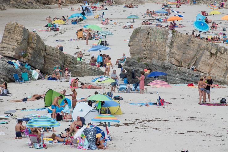 Visitantes na praia na Mariña  