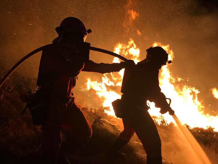 Traballadores de emerxencias traballan na extinción dun incendio / UME.