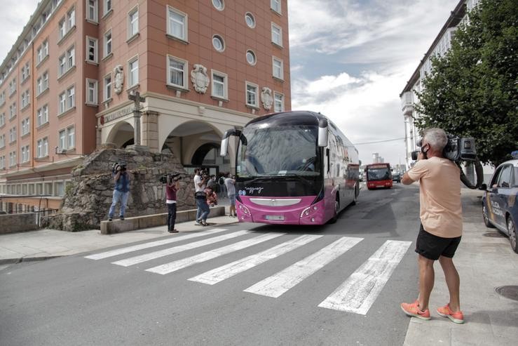 Membros do CF Fuenlabrada abandonan o hotel onde permaneceron confinados. M. Dylan - Europa Press - Arquivo 