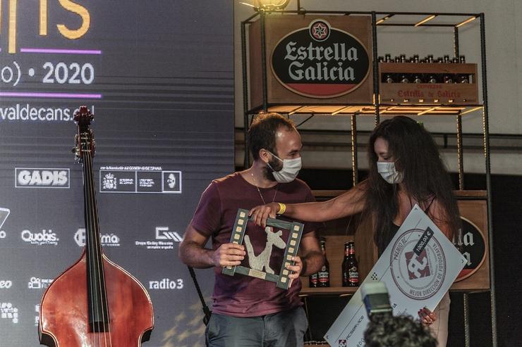 O director Álvaro Gago recibe un dos dous galardóns que obtivo o seu curto '16 de decembro' no Festival de Cans. FESTIVAL DE CANS