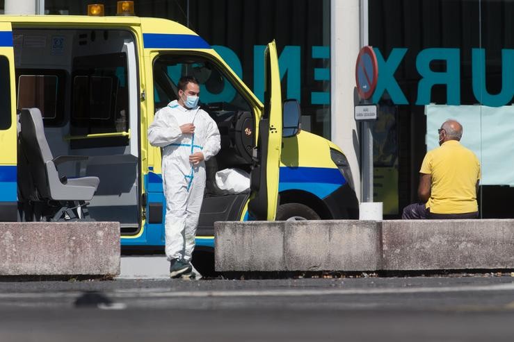 Un profesional sanitario baixa da ambulancia na que viaxa un paciente con Covid-19 que foi trasladado desde o Hospital do Incio ao Hospital de Lugo, Galicia (España), a 3 de setembro de 2020. O centro do Incio rexistrou xa nove falle. Carlos Castro - Europa Press / Europa Press