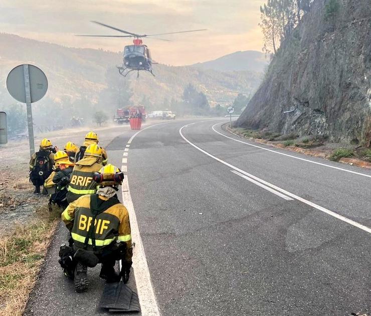 Brigadistas no incendio en Quiroga 