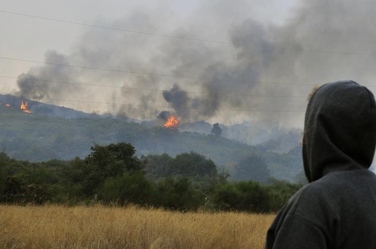 Vista dos puntos de lume dun incendio na parroquia de Montes, en Cualedro, a 14 de setembro de 2020 
