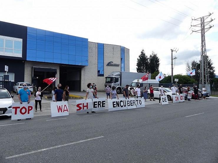 Traballadores de Top Wash concéntranse polo despedimento de oito compañeiros 