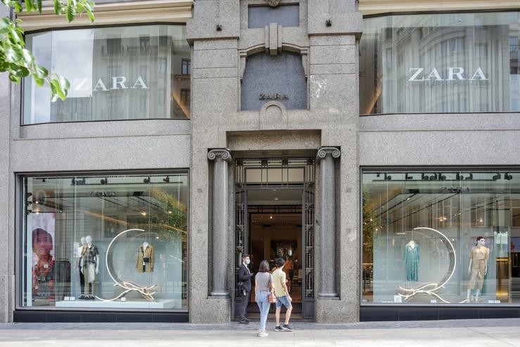 Varias persoas entran a unha tenda Zara. Ricardo Rubio - Europa Press - Arquivo 
