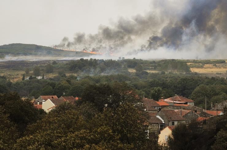 Vista dos puntos de lume do incendio na parroquia de Montes, en Cualedro, Ourense, Galicia (España). Rosa Veiga - Europa Press 