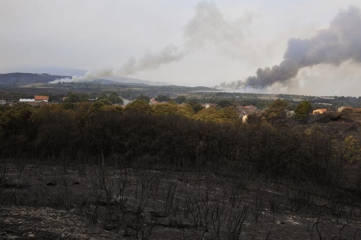 Vista dos puntos de lume do incendio na parroquia de Montes, en Cualedro, Ourense.. Rosa Veiga - Europa Press 