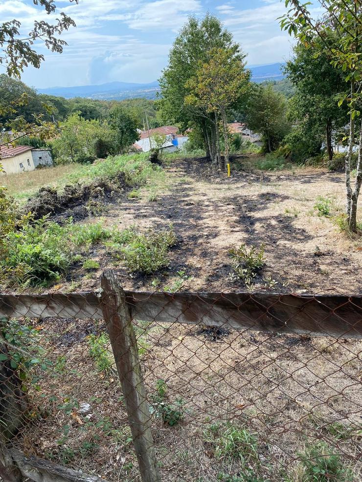 Investigada por un incendio forestal en Vilar de Barrio unha muller sorprendida por veciños cando prendía lume.. GARDA CIVIL 