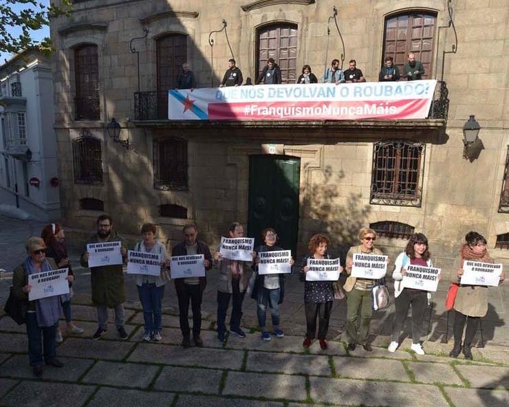 Acción de protesta de militantes do BNG na Casa Cornide, na Coruña 