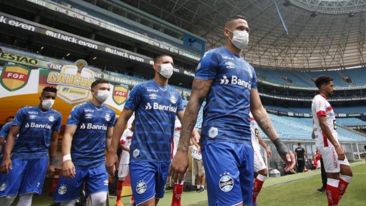 Xogadores de fútbol con máscara / EFE