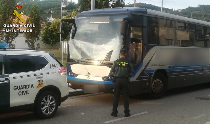 A Garda Civil diante dun autobús 