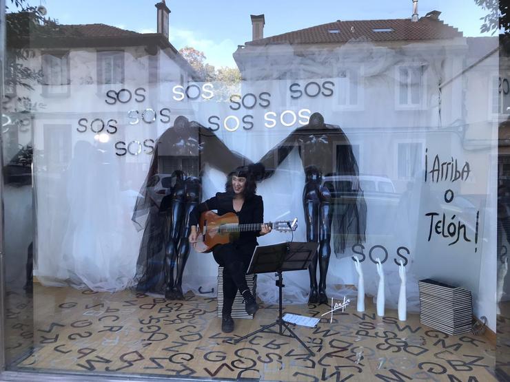 A cantante Silvia Penide ofrece un concerto silencioso nun escaparate para denunciar o 'drama' na cultura 