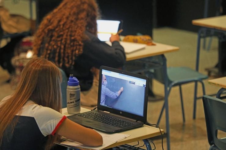 Alumnos atende desde as súas ordenador clases virtuais. Foto de arquivo.. Marta Fernández Jara - Europa Press