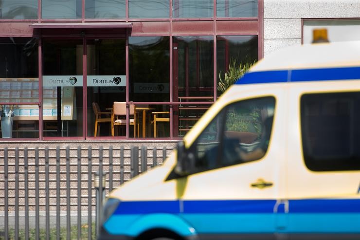 Unha ambulancia aparcada nas inmediacións da residencia de maiores DomusVi de Outeiro de Rei en Lugo, Galicia (España), a 8 de setembro de 2020. A Xunta interveu o xeriátrico tras detectar 99 positivos máis en covid-19, 94 deles en usuar. Carlos Castro - Europa Press 