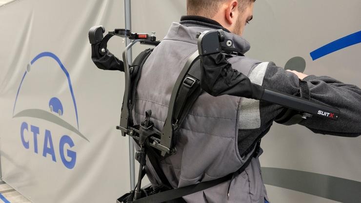 Traballador fai probas cun 'exoesqueleto' no Centro Tecnolóxico da Automoción de Galicia (CTAG).. CTAG