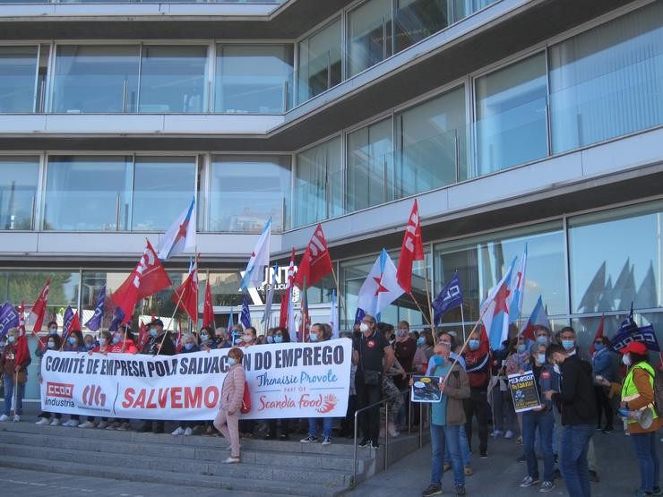 Decenas de traballadores da conserveira Thenaisie Provote concéntranse ante a Delegación Territorial da Xunta en Vigo