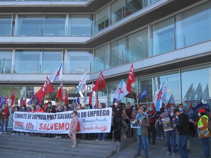 Decenas de traballadores da conserveira Thenaisie Provote concéntranse ante a Delegación Territorial da Xunta en Vigo 