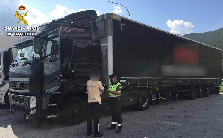 Un axente intercepta ao condutor do camión. GARDA CIVIL