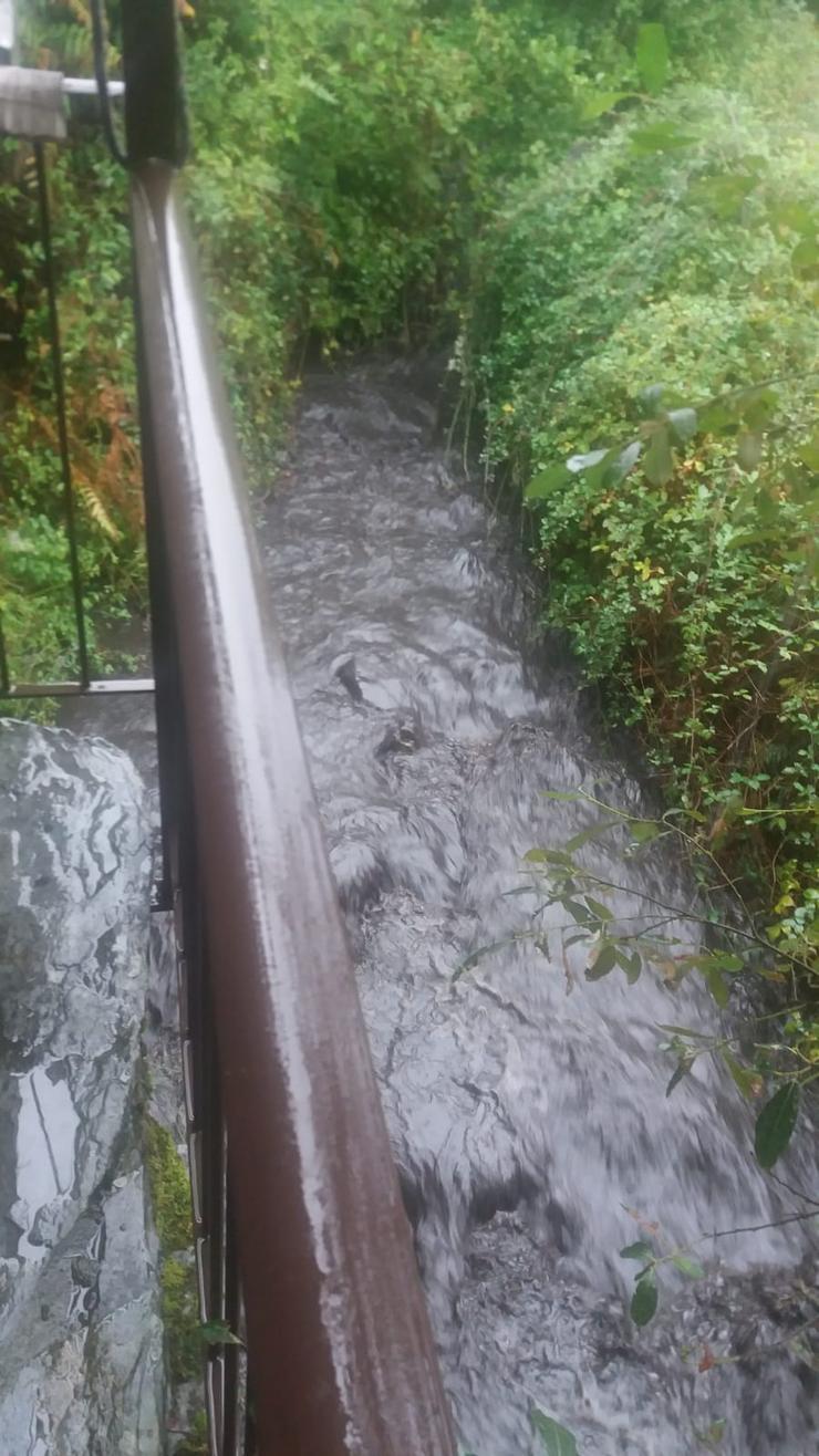 Río de chapapote. Así está o río Arnoia ao sue paso pola Ermida, en Vilar de Barrio / remitida