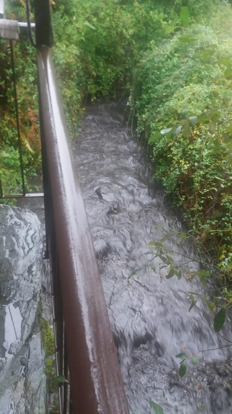 Río de chapapote. Así está o río Arnoia ao sue paso pola Ermida, en Vilar de Barrio 