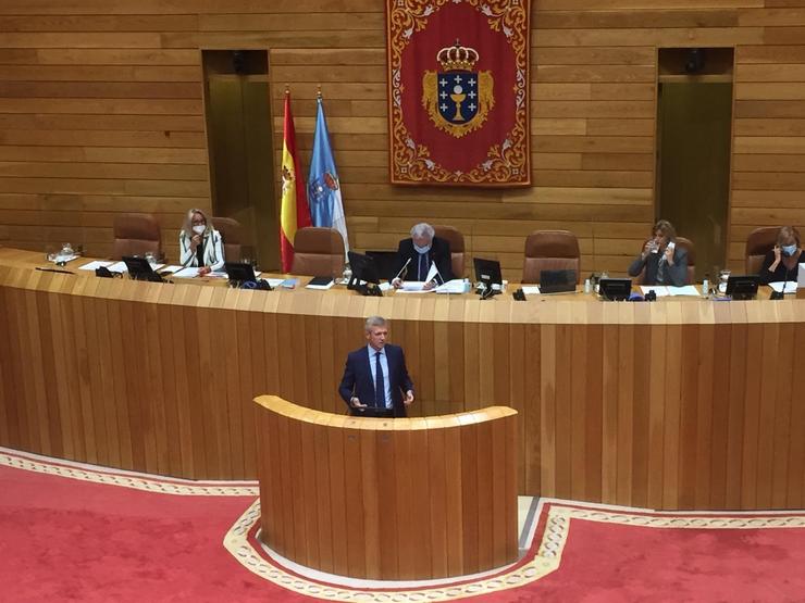 O vicepresidente primeiro, Alfonso Rueda, comparece na Cámara galega. 