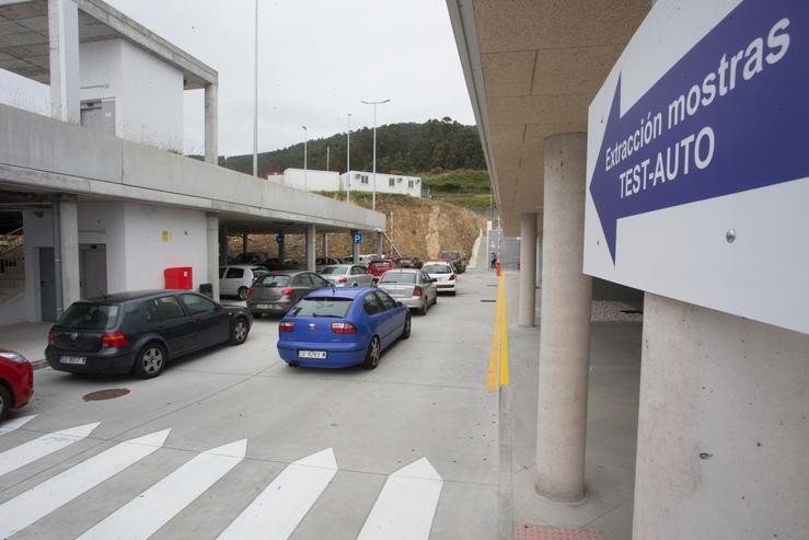 Probas de COVID-19 desde o coche nas inmediacións de Burela 