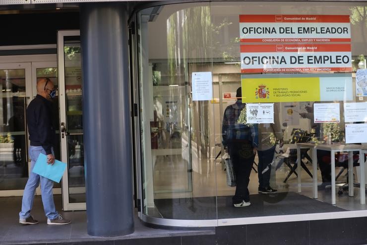 Un home espera na porta dunha oficina de emprego. Marta Fernández - Europa Press