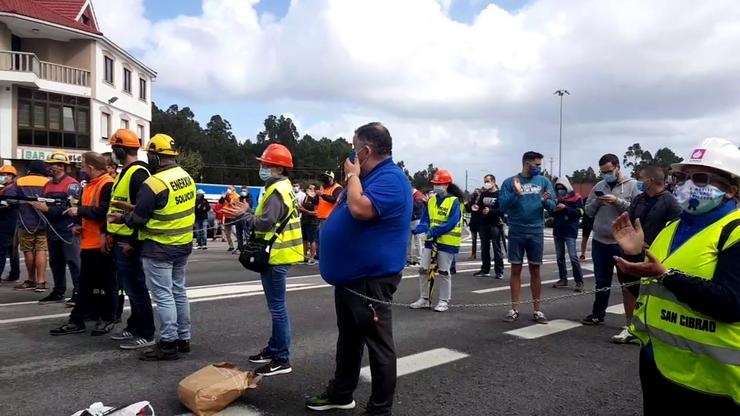 Traballadores de Alcoa volven cortar o tráfico. CAPTURA (VÍDEO REMITIDO POLO COMITÉ DE EMPRESA)