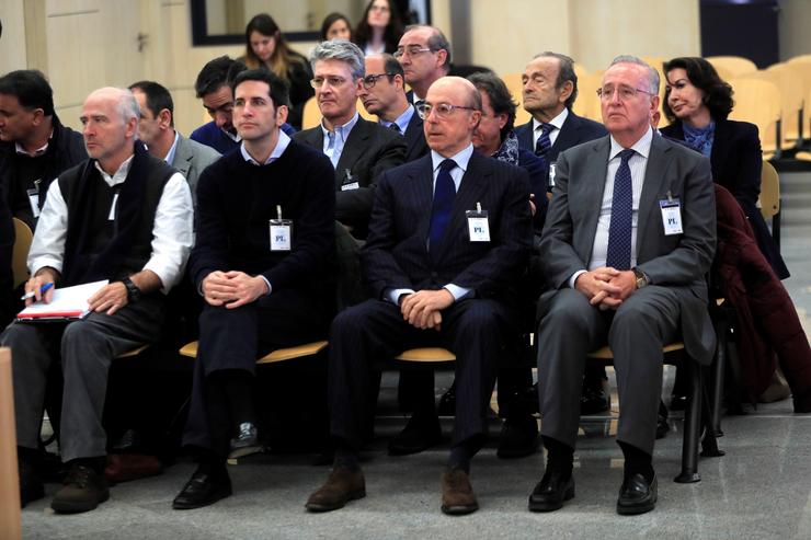 O antigo presidente do grupo Pescanova Manuel Fernández de Sousa (d), xunto aos máximos responsables da empresa entre 2009 e 2013 no xuízo da Audiencia Nacional / Pool - Arquivo