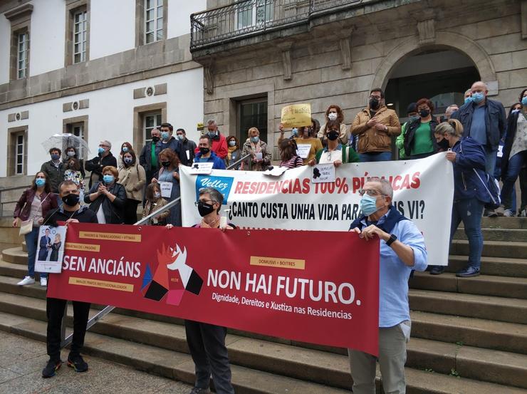 Manifestación de familiares de usuarios de residencias polo centro de Vigo promovida pola federación REDE.. REDE / Europa Press