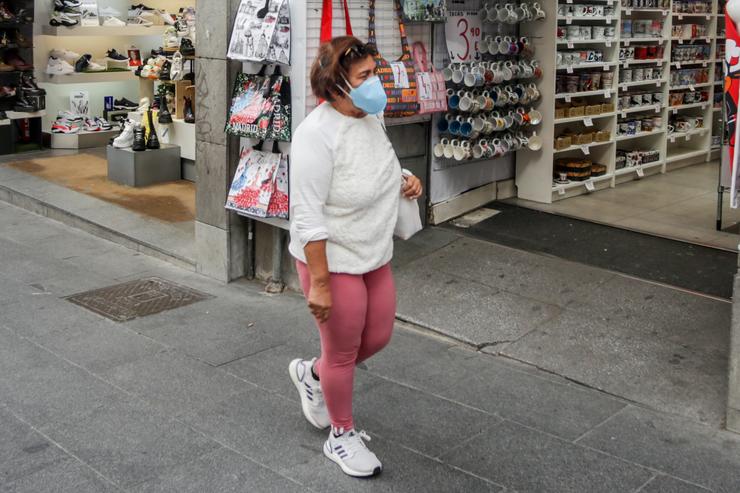 Unha muller leva máscara para protexerse do coronavirus nunha rúa de Madrid, a 11 de marzo de 2020.. Ricardo Rubio - Europa Press - Arquivo 