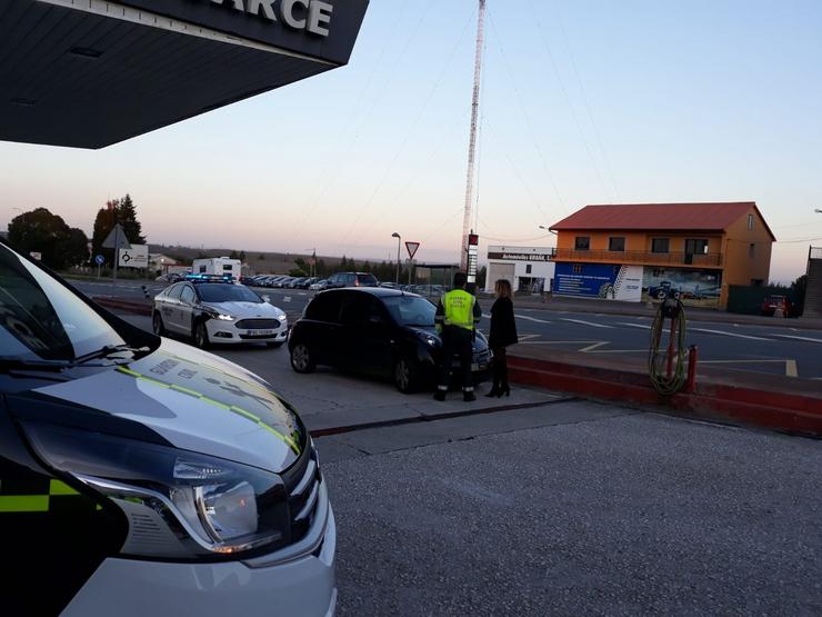 Investigada unha condutora da Coruña achada ebria recostada no vehículo cun menor detrás.. GARDA CIVIL 