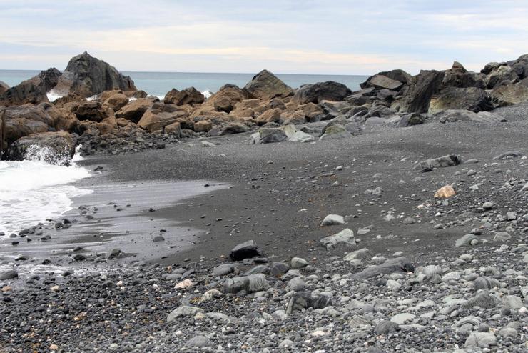 Praia de area negra non volcánica en Teixidelo