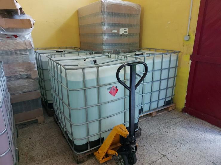 Alcol incautado nun operativo da Garda Civil e Aduanas en Ferrol. GARDA CIVIL / Europa Press