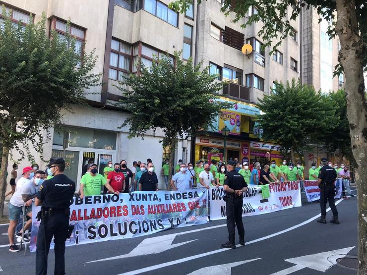 Traballadores das empresas auxiliares das Pontes ante o Parlamento de Galicia 